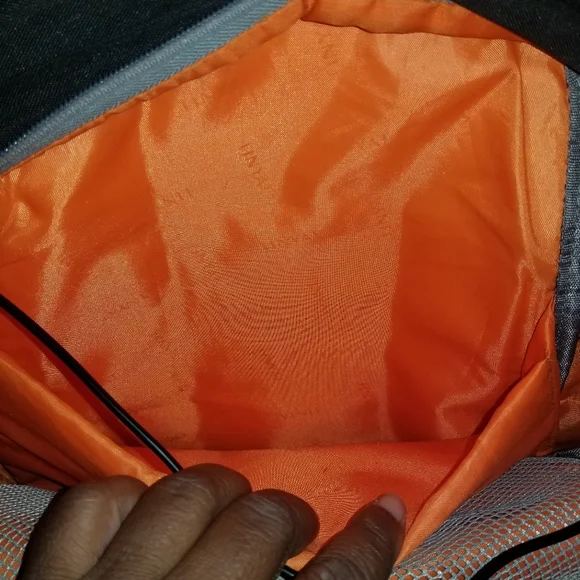 Tinyat Backpack with charging port - Picture 7 of 9